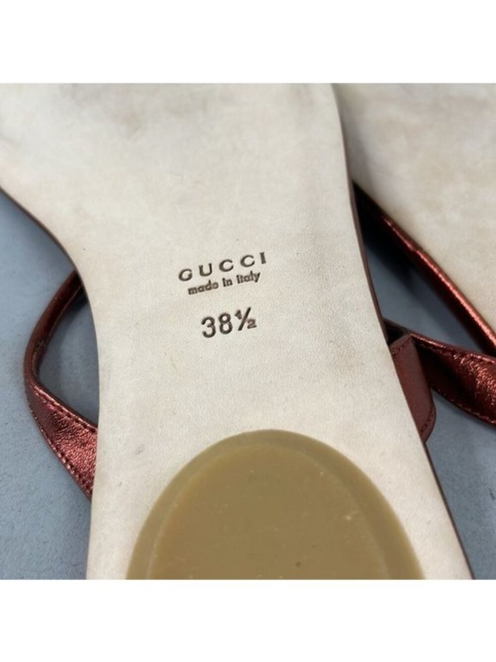 GUCCI VTG Brass Logo Embellished T Strap Leather Thong Metallic Slide Sandal Fla - Picture 7 of 8